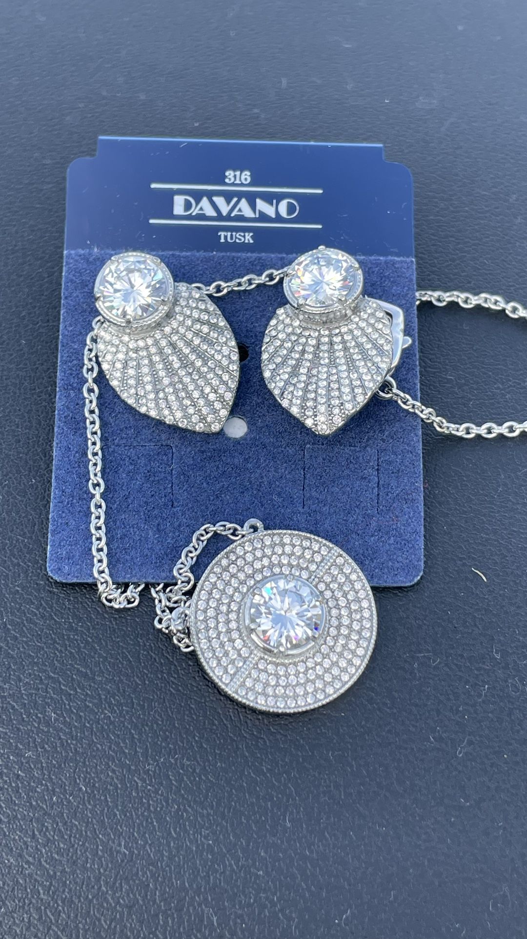 Glitterings jewelry - Earrings And Chain With Locket 