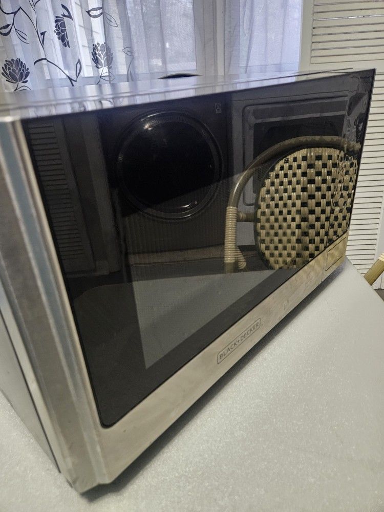 Black +Decker Microwave In Good Condition