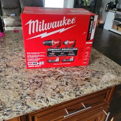 Milwaukee 18v Drill Set New 