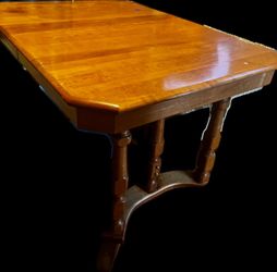 Kitchen table that extends