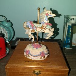 Victorian Treasures, Musical box, plays "I left my heart in San Francisco" ORIG