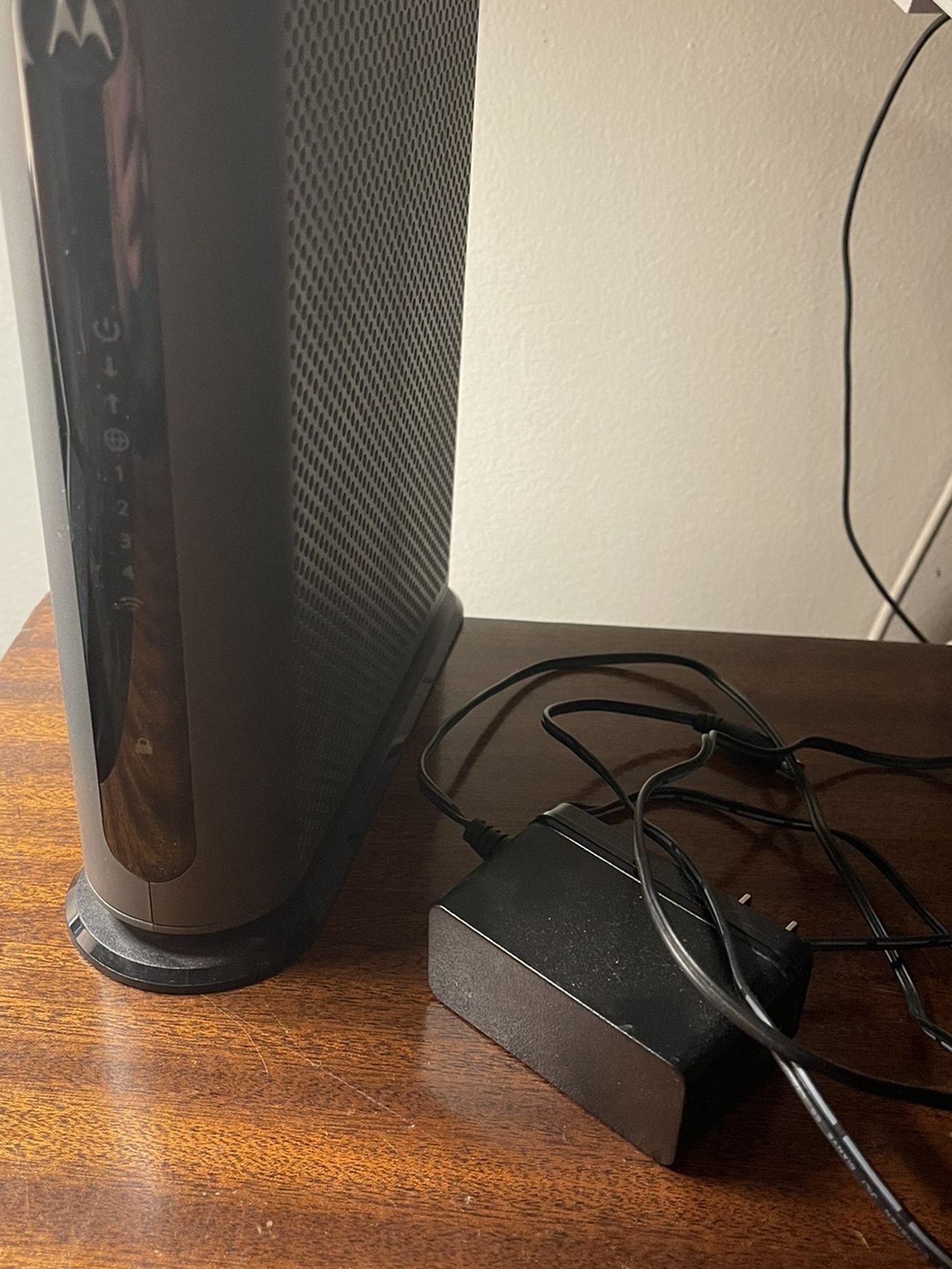 Cable Modem And Wifi Router - Motorola MG7315