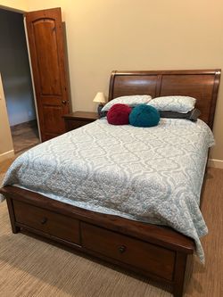 Queen size Sleigh Bedroom set