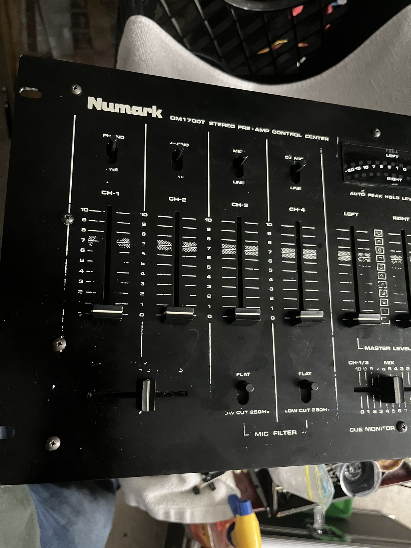 DJ機材 Numark DM1700T STEREO PRE-AMP Numark DM1700T Stereo Preamp Control Center (see Description