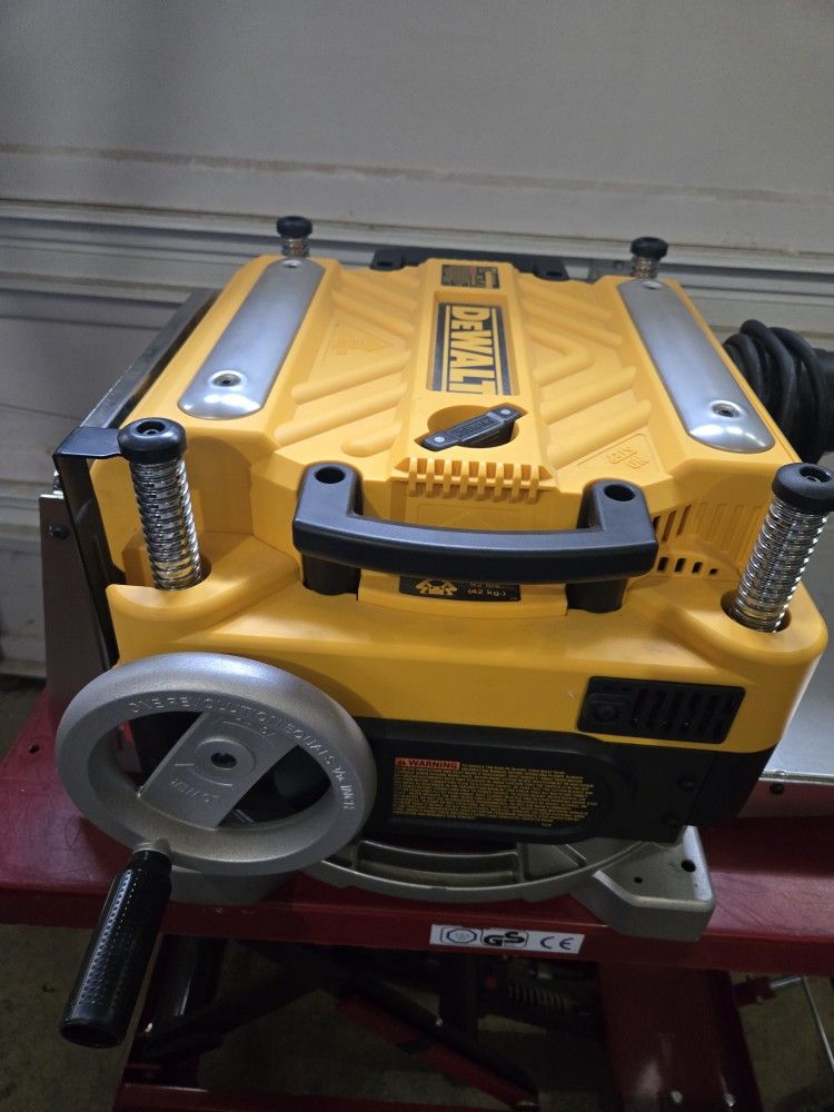 New DEWALT 13inch Heavy-Duty Planer