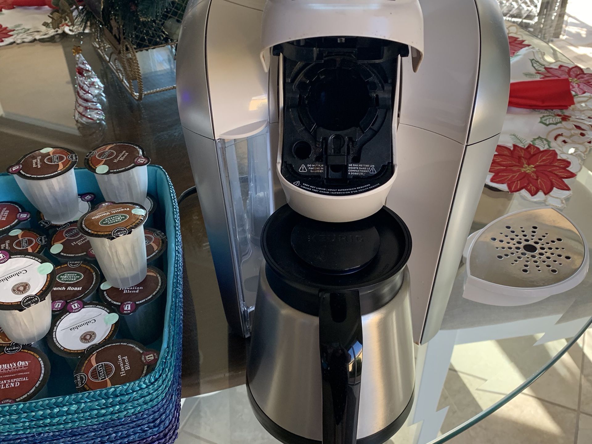 Keurig Coffee Maker With Pods and Accessories