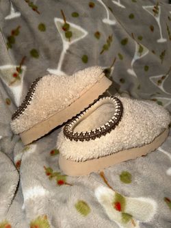 Women’s Size 8 Steve Madden slippers