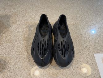 Yeezy Foamrunner Size 9 Men’s (fit a 10)