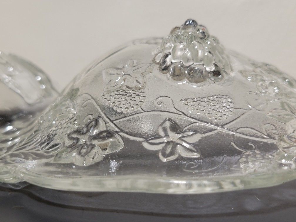 Vintage Dancing Couple clear Glass Divide Bow. 8oz each cup. See all pictures