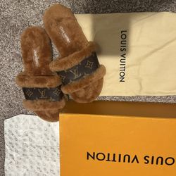 🤎L….V Lock It Flat Mule Sandals 6🤎