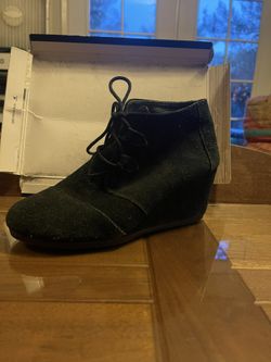 Women’s Size 8 Shoe