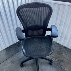 Herman Miller Aeron Size B Classic Fully Loaded Office Chair
