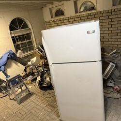 ❤️IT HAS ICEMAKER.🇺🇸PERFECTLY RUNNING WHITE 18 CU.FT. FRIDGE.😍I WILL DELIVER FOR FEE.😻ait RUNS QUIETLY JUST LIKE BRAND NEW ONES RUN🎉IT HAS EVERYT