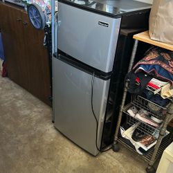 Magic Chef Mini Refrigerator  Model HVDR430SE 4.3cu Feet