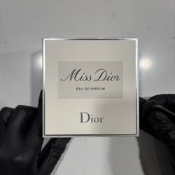 Miss Dior • More colognes and perfumes available
