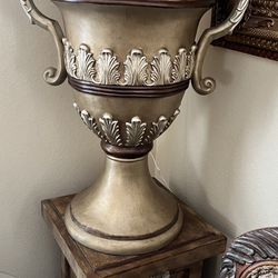 Large Decorative Vase With Pillar