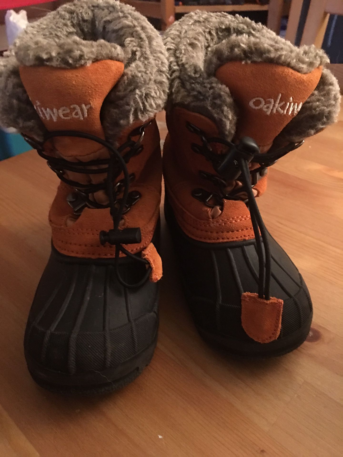 Kid size 10 snow boots
