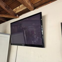 SAMSUNG TV 32" Wall Mount Included