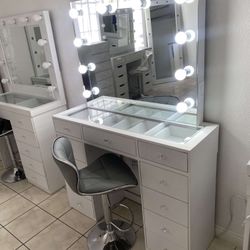 Frameless Makeup Vanity 