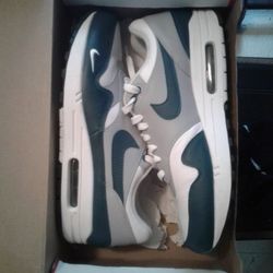 Nike Air Max 1LV8 White / Dark Teal Green Used , Rarely Worn Size 10
