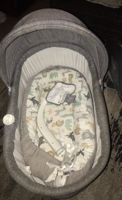 Comfy Sturdy Bassinette With Baby Matt And Battery Operated Mobil 