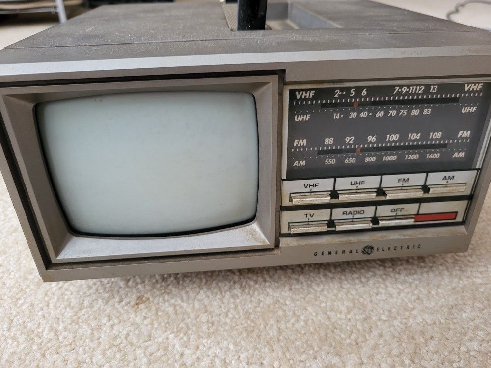 Vintage General Electric Portable 5" VHF/UHF TV FM/AM Radio (no. 7-7150B)