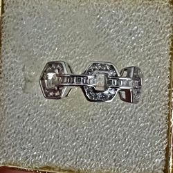 9.25 SILVER RING WITH ZIRCONIAS. 💍