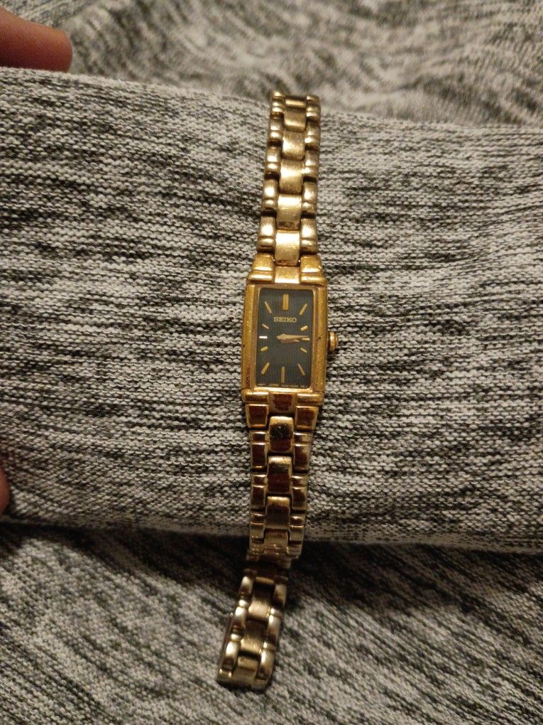 Seiko Women's Watch V220-0AB0