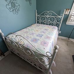 Bombay Metal Frame Queen Bed (w/o Linens)
