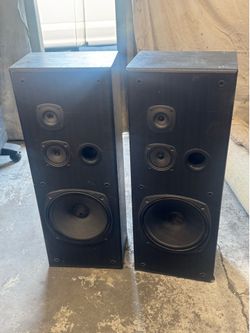 Pair Kenwood speakers