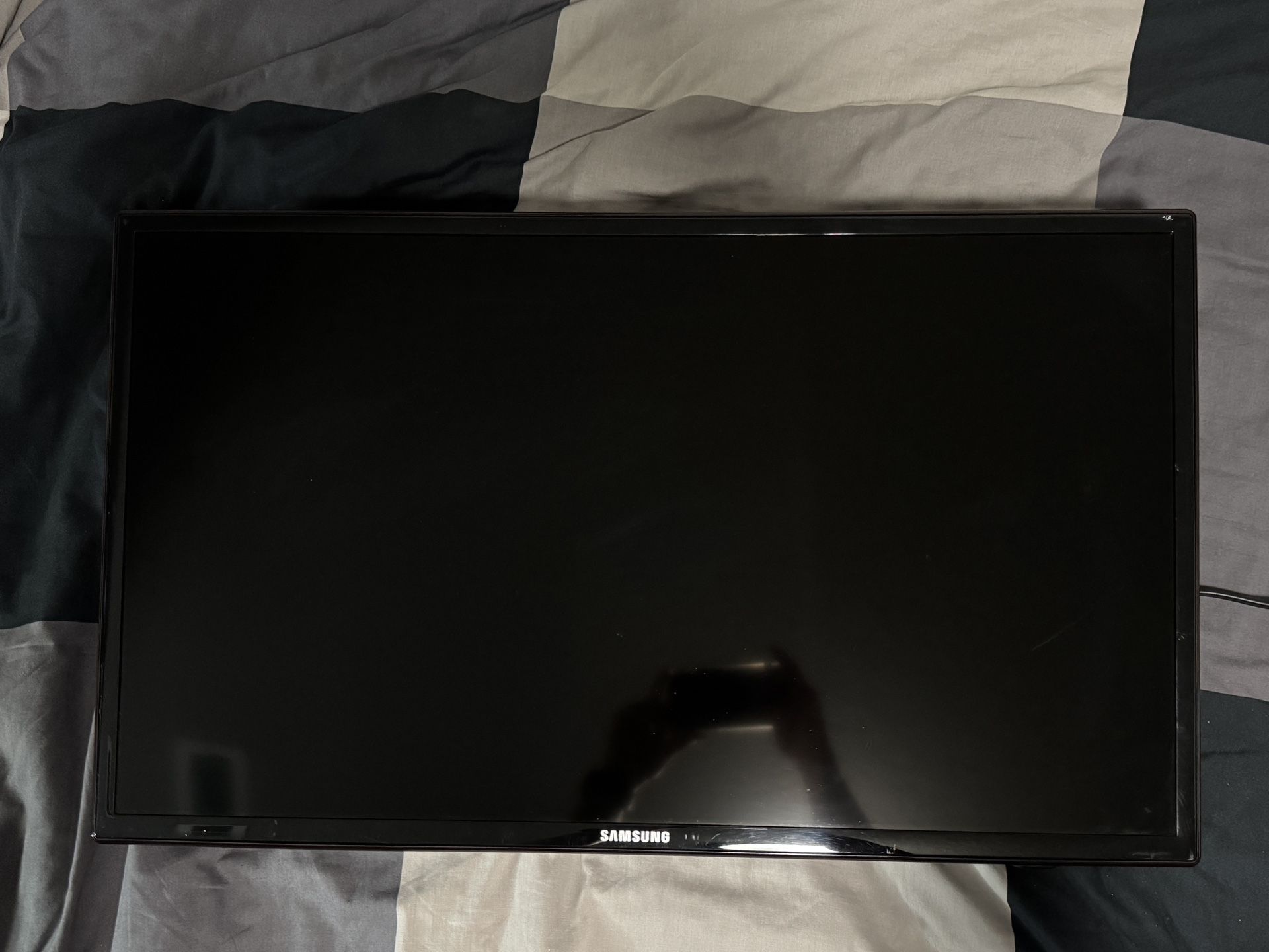 Samsung HD TV with Wall Mount