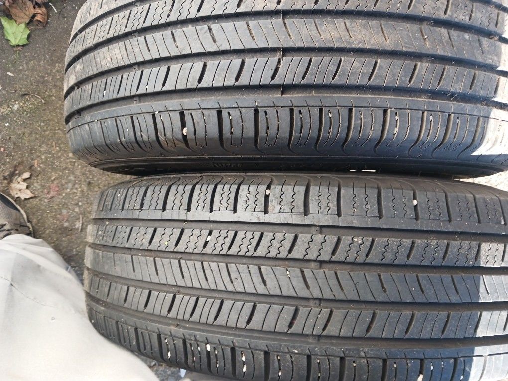 225 70 15 Tires Like New Excellent Tread