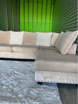 Nice Sectional sofa couch (DELIVERY AVAILABLE)