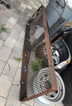 Tow hitch cargo carrier