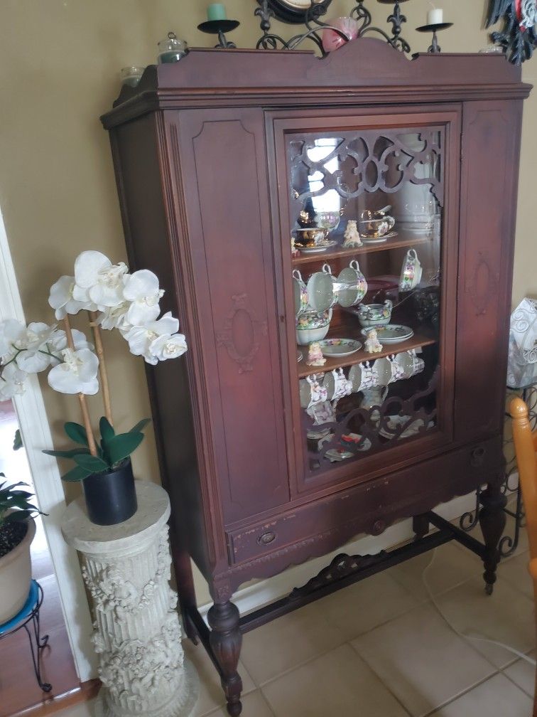 Antique Hutch/china Beautiful Display.  Delivery Available! NICE GIFT IDEA!