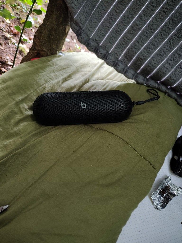 Apple Beats Pill Portable Bluetooth Speaker