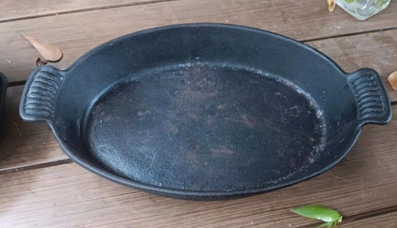 Cast iron baking dish