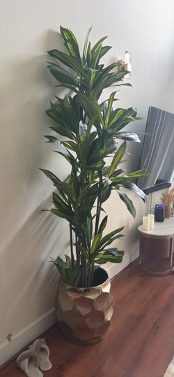 7’ faux tree hole decor