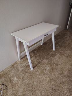 Desk 
Dimensions (L 42" x W 20" x H 30")