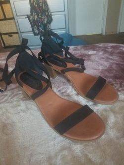 Black little heels 8 1/2