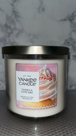 Brand NEW! 🕯️   Yankee Candle 14.5oz - (3) Wick Vanilla Cupcake(((PENDING PICK UP)))