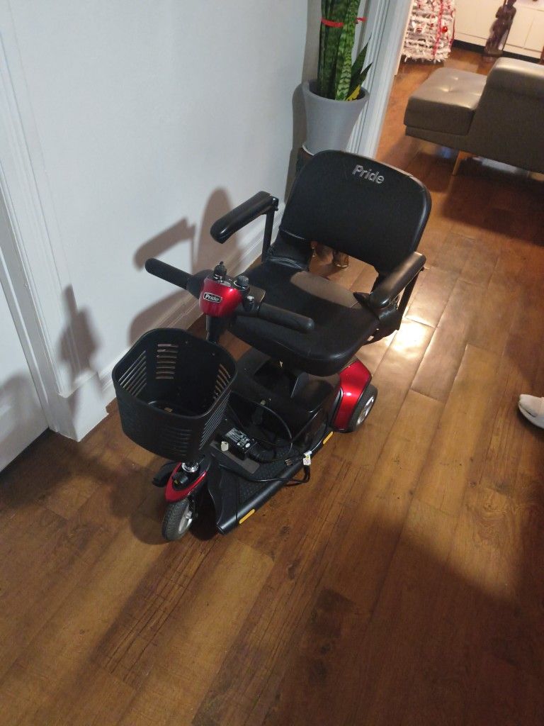 pride electric chair (NEEDS BATTERY)