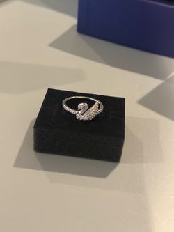 Swarovski Crystal Swan Ring – Silver Tone