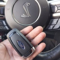 Car Keys And Remotes  / Llaves De Carro Y Controlles 
