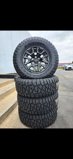 17" Ford F150/Raptor truck suv rims w- 32" Ridgecrawler RT tires