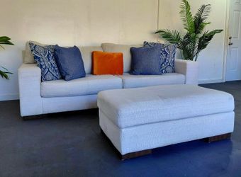 FREE DELIVERY!!!!
Ashley Furniture: Beautiful Creamy Couch w/ Ottoman!!