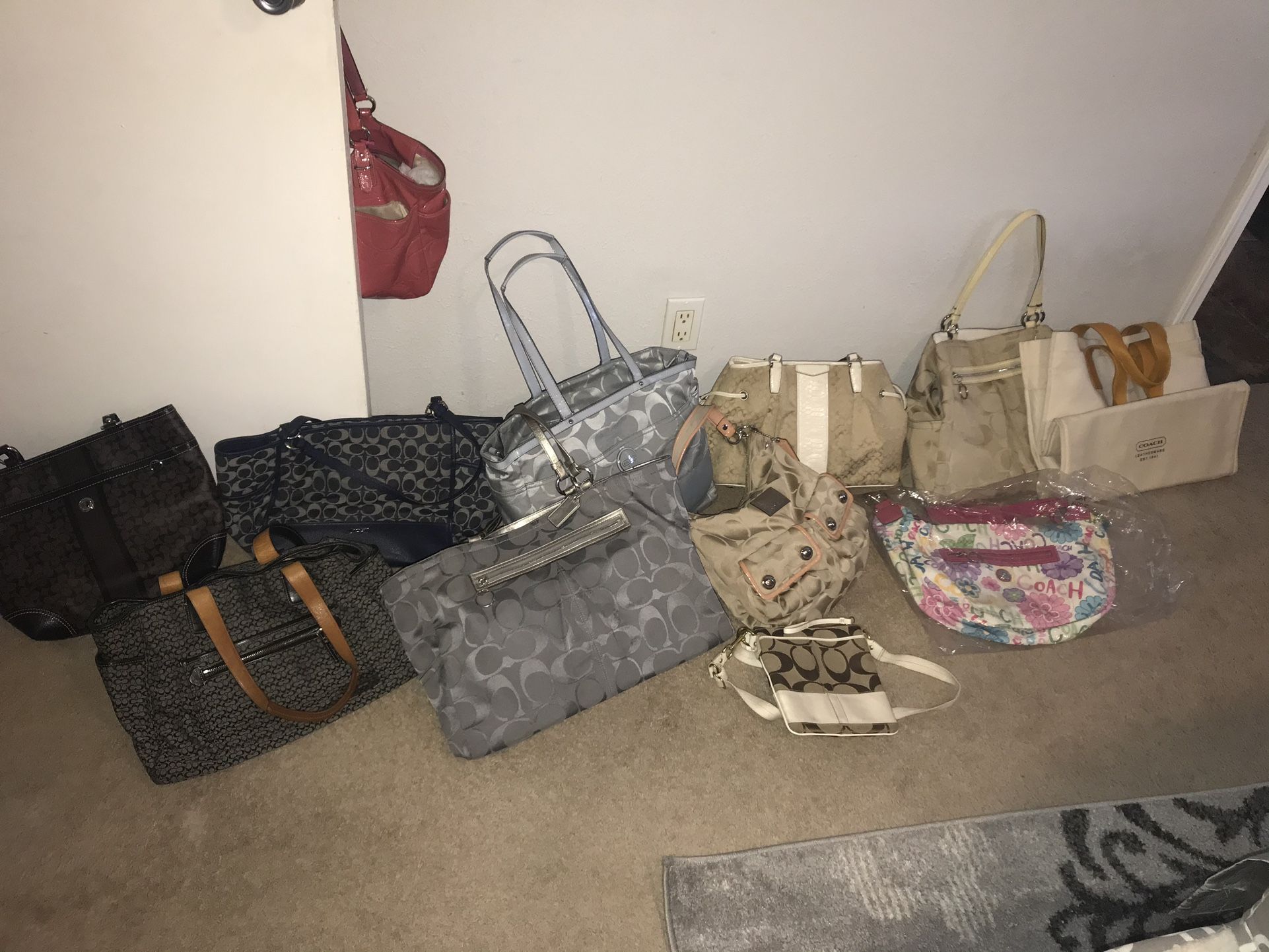 AUTHENTIC COACH PURSE $40