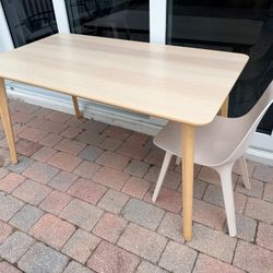 Modern Dining Table Set with 4 Chairs – Excellent Condition