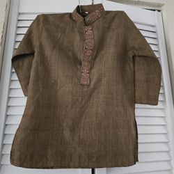 2-4 Year Old Cute  Boy 2 Pieces brown and white kurta Shalwar. Pakistani Indian Bangladeshi 
Comes from pet Free and Smoke free home.
Shirt: 20.5 inch