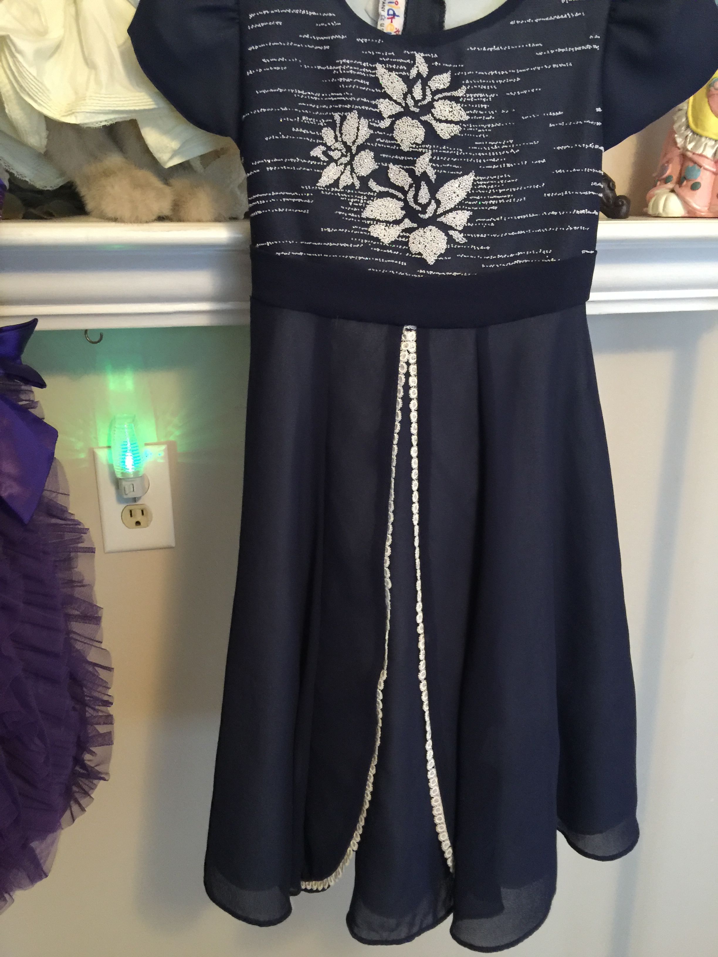 Little Girls NEW ' Designer Party Holiday Dress size 10 zip Navy Blue top gorgeous bead works white flowers empire waist bottom layered chiffon